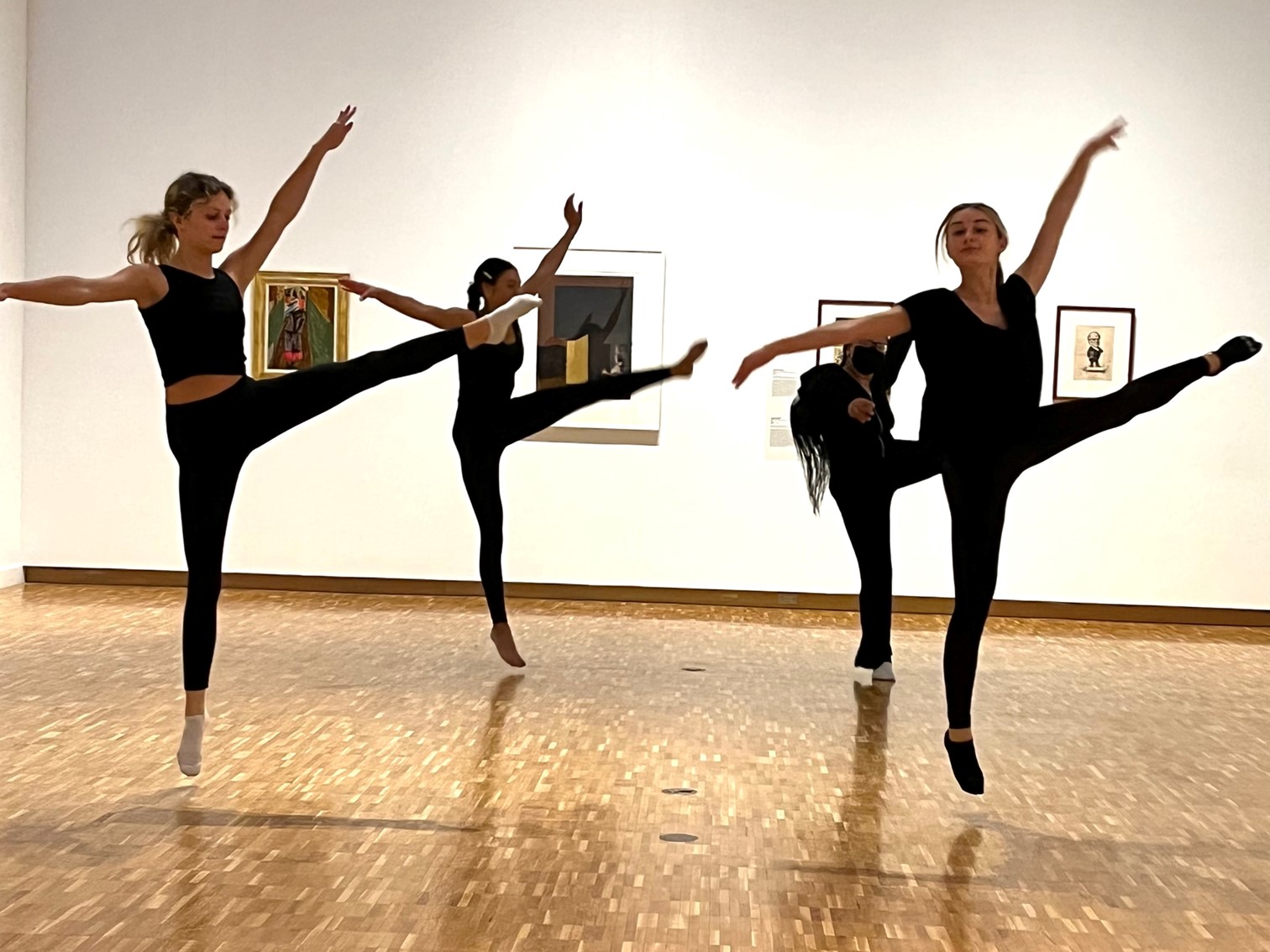 estudiantes bailando en una galería
